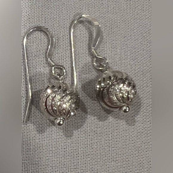 Two pair of silver earrings - Picture 2 of 4